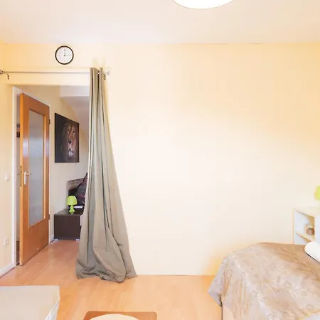 - Savanna Deluxe With Exclusive Design - 75sqm - Location - Terrace With View - Completely Renovated 2024 With Smart Tv & Netflix - Separate Kitchen - Free Parking - Near Airport & Train Apartment