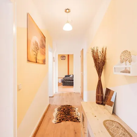 - Savanna Deluxe With Exclusive Design - 75sqm - Location - Terrace With View - Completely Renovated 2024 With Smart Tv & Netflix - Separate Kitchen - Free Parking - Near Airport & Train Apartment Duisburg