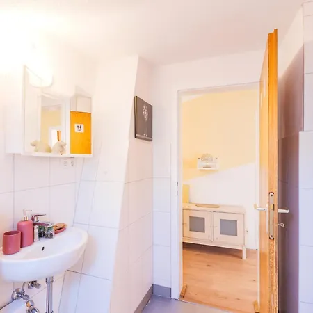 - Savanna Deluxe With Exclusive Design - 75sqm - Location - Terrace With View - Completely Renovated 2024 With Smart Tv & Netflix - Separate Kitchen - Free Parking - Near Airport & Train * Duisburg