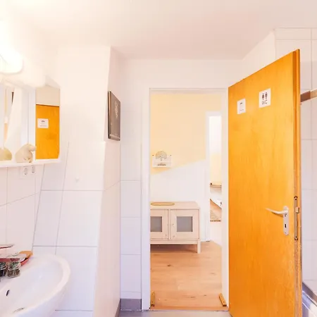 Apartment - Savanna Deluxe With Exclusive Design - 75sqm - Location - Terrace With View - Completely Renovated 2024 With Smart Tv & Netflix - Separate Kitchen - Free Parking - Near Airport & Train Duisburg