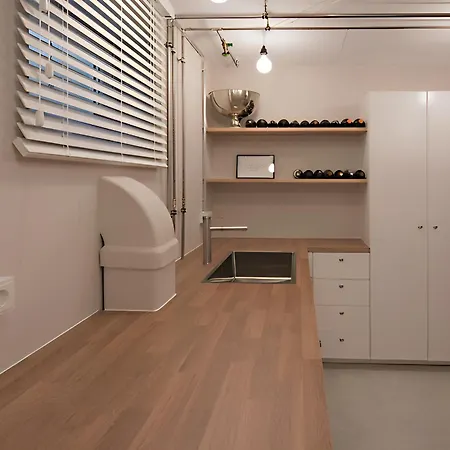 - Savanna Deluxe With Exclusive Design - 75sqm - Location - Terrace With View - Completely Renovated 2024 With Smart Tv & Netflix - Separate Kitchen - Free Parking - Near Airport & Train * Duisburg
